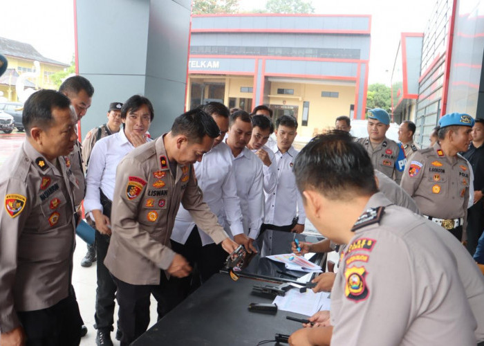 Kapolres Lahat Periksa Senpi Personel