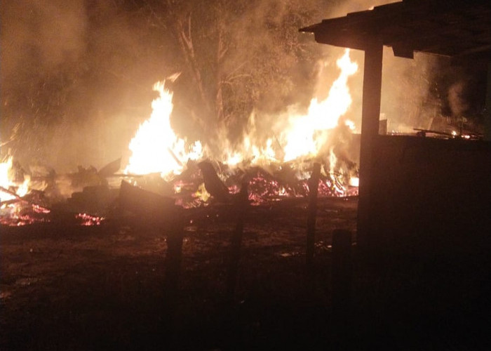 Kebakaran Dini Hari, Tiga Rumah Warga Rata dengan Tanah