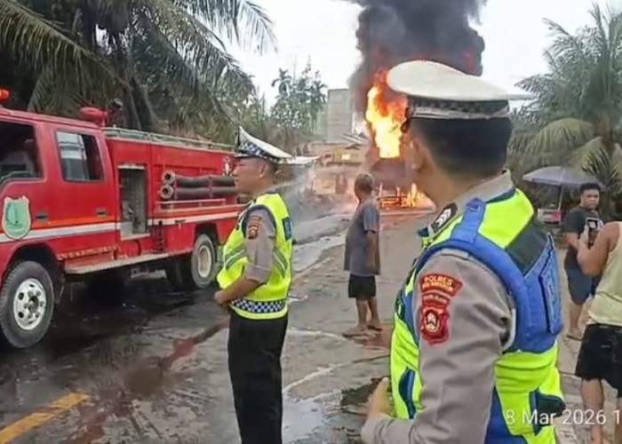Ledakan Beruntun, Mobil Tangki Minyak Terbakar Hebat di Jalintim Muba