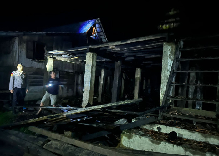 Rumah Panggung Warga Embacang Lama Hangus Dilalap Api