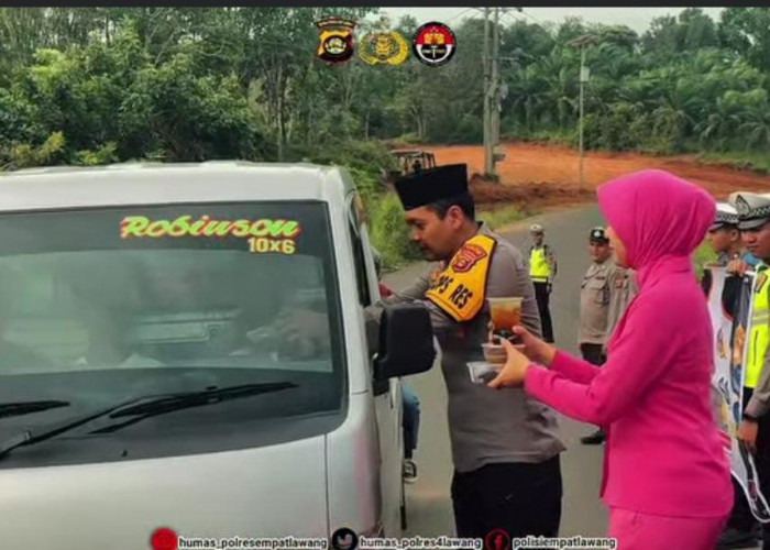 Polres Empat Lawang & Bhayangkari Bagikan Takjil untuk Warga