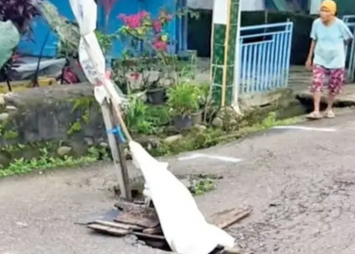 Warga Pasang Tanda Bahaya