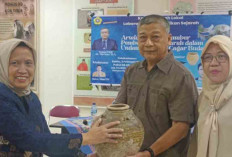 Kolektor Hibahkan 60 Keramik Artefak Sriwijaya ke FKIP Unsri