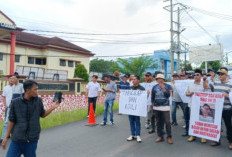 Warga Gelar Demo di Polres Empat Lawang