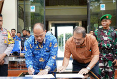 Pj Sekda Serahkan Pengembalian Mahasiswa KKN Unsri