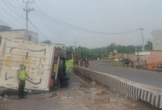 Diduga Mengantuk, Isuzu Box Tabrak Median Jalan di Banyuasin