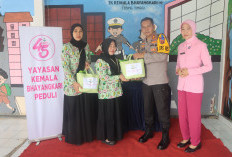 Bagikan Sembako dan Beri Vitamin Kepada Anak