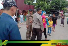 Emak-emak di Makassar Ngamuk Hingga Menganiaya Polisi
