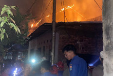 Kebakaran Hebat, Warga Panik Bangunkan Tetangga