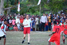 Jokowi Bermain Sepak Bola di Papua