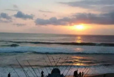 Nikmati Sunset Eksotis dan Ikan Bakar Lezat di Pantai Serang Blitar