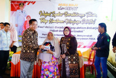 Bupati Muba Berbagi Sembako dengan Warga Babat Toman