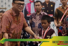 SUKSES, Joncik Muhammad Serahkan Hadiah Sepeda Pemenang Lomba Menulis Surat di Koran Rel