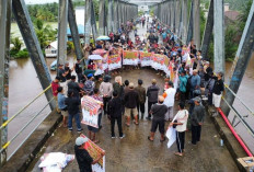 Warga Gelar Aksi Damai di Jembatan Lalan