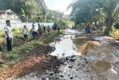 Jalan Rusak di Tanjung Kupang Baru Kian Memburuk