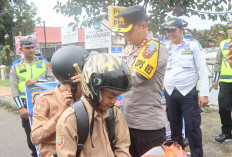 Kapolres Empat Lawang Bagikan Helm Kepada Pengendara