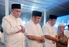 Gubernur dan Wagub Sholat Isya dan Tarawih Berjamaah