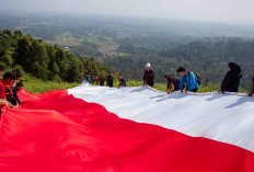 Bendera Raksasa Menghiasi Puncak Bukit JKK di Lahat