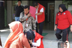 Tangan Diborgol, 2 Tersangka Dugaan Korupsi Asrama Mahasiswa Menunduk saat Digiring ke Rutan