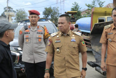 Tinjau Proyek Pengaspalan Jalan Lingkar di Muara Pinang