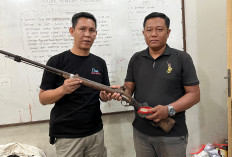 Warga Sugiwaras Serahkan Senpira Secara Sukarela