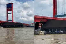 Tongkang Batu Bara Tersangkut di Jembatan Ampera