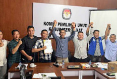 Serahkan SK Kampanye Tim Pemenangan Paslon 03 dan 02 