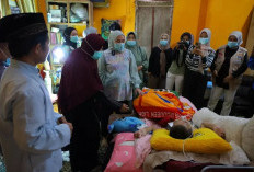 Ketua TP PKK Palembang Bawa Kursi Roda dan Uang Tunai