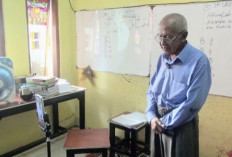 Pensiunan Guru 78 Tahun Menginspirasi dengan Mengajar Matematika Lewat Live TikTok