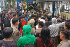 Massa Saling Dorong dengan Satpol PP Lahat