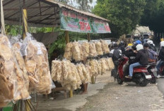 Pedagang Kerupuk Kemplang Kebanjiran Rezeki