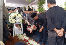 Selamat Jalan Sang Pelopor: Tangis Ratusan Pelayat Iringi Kepergian Alex Noerdin