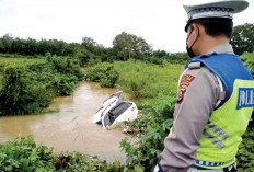 Diduga Tak Konsentrasi, Fortuner Nyemplung