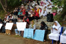 Emak-Emak Yasinan di Depan KPU dan Bawaslu