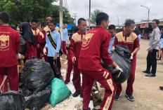 Peringati HPSN, Ratusan Siswa SMA Gotong Royong Bersihkan Sampah di Sekitar Pasar Jakabaring