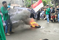 Memanas! Massa Aksi 'Indonesia Gelap' Bakar Ban di Patung Kuda!