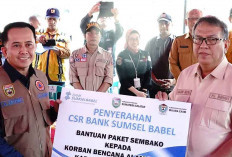 Pj Gubernur Sumsel Tinjau dan Bantu Korban Banjir di Muara Enim