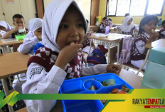 Serba-serbi Hari Pertama Makan Bergizi Gratis, Murid Antusias Menabung Uang Jajan