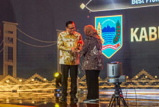 Pj Bupati Diganjar Penghargaan CNN Award 2024