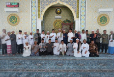 Cik Ujang Sholat Jumat Bersama Warga Sukarami Palembang