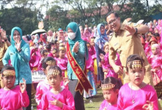 PJ Bupati Lahat Berikan Penghargaan pada Anak-Anak Berprestasi dalam Gebyar Tari Erai-erai