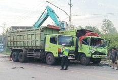 Dua Truk Senggolan, Timbulkan Kemacetan