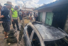 Mobil Pemudik Terjun ke Parit lalu Terbakar di Cempaka OKU Timur