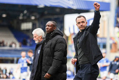 Chris Davies Minta Pemain Bristol Rovers Dihukum