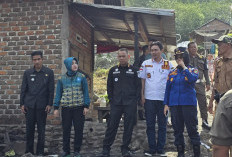 Pj Bupati Tinjau dan Serahkan Bantuan Korban Kebakaran