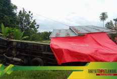 Meresahkan, Truk Batu Bara Terguling di Tebing Tinggi Hingga Menimpa Rumah Warga