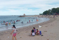 Pantai Bangsal Sanur Mulai Dipadati Wisatawan Saat Libur Galungan, Wisatawan Asing hingga Warga Lokal Nikmati 