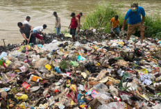 Gotong Royong Bersihkan Sampah Disungai Musi