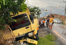 Jalan Licin Truk Box Hilang Kendali Tabrak Pagar Warga