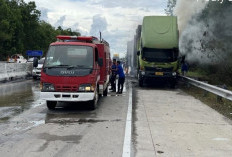 Truk Box Hino Terbakar di Tol Terpeka